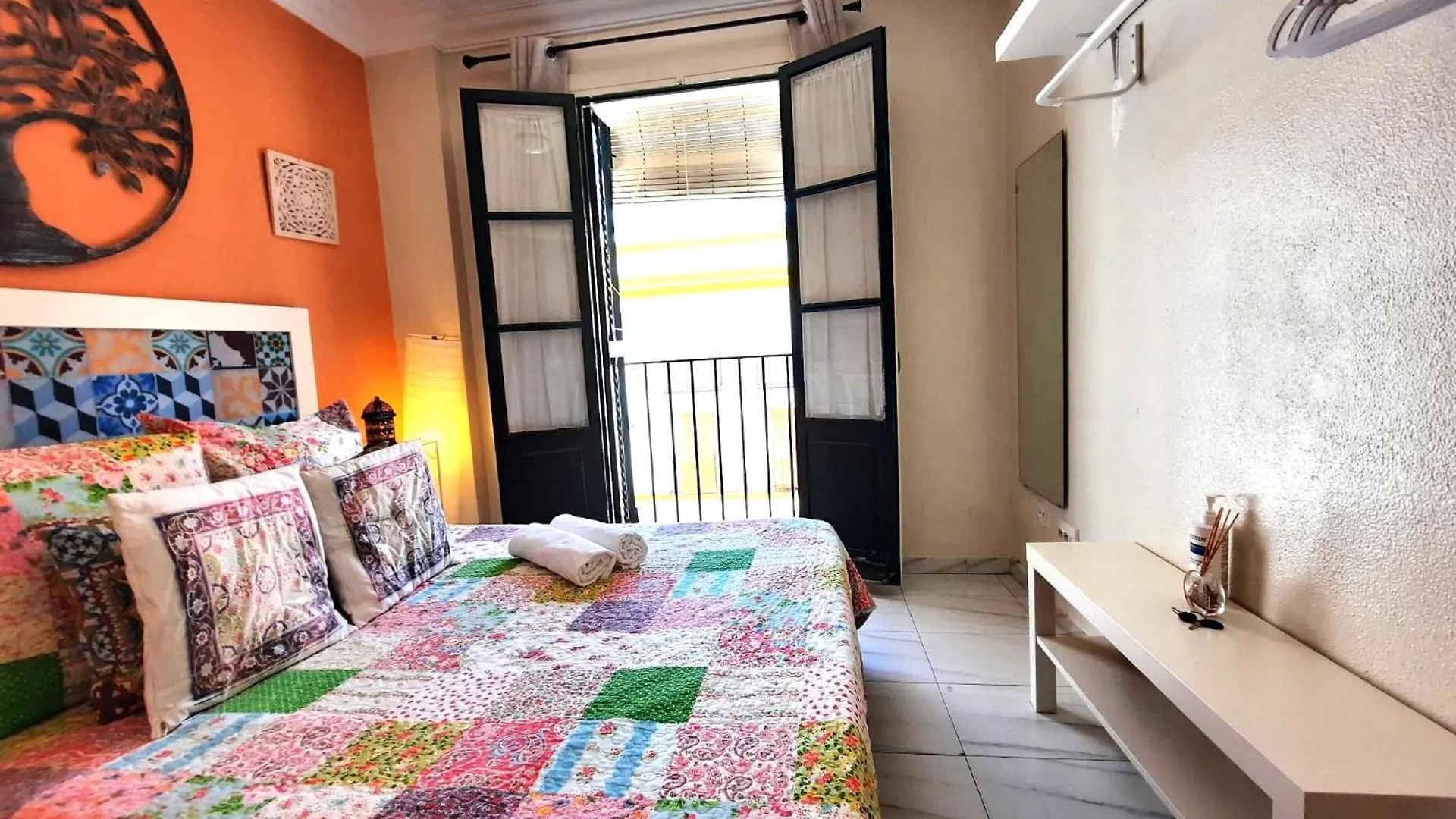 Budget And Cute Rooms With Balcony Sevilla Center Apartment