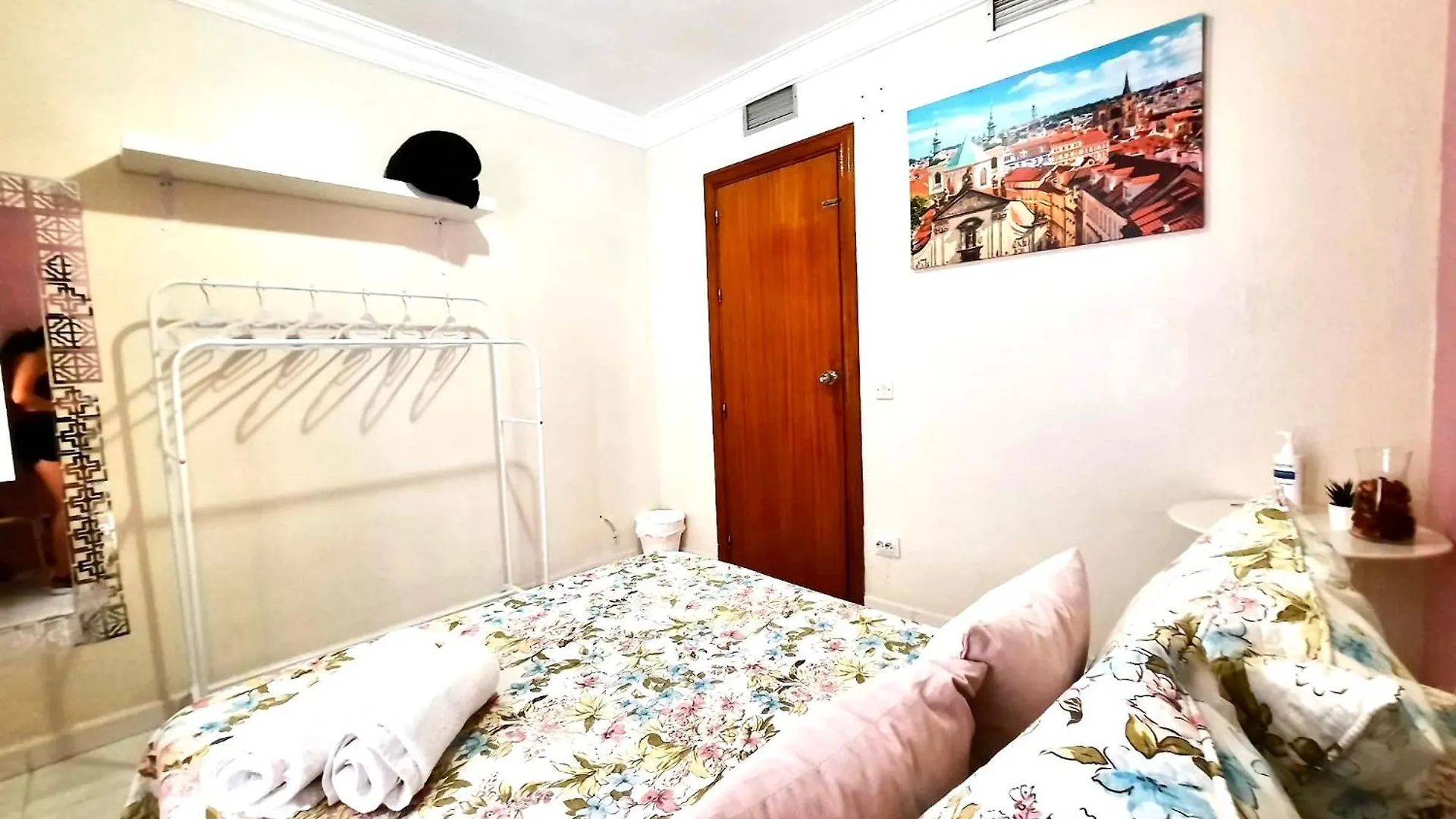 Budget And Cute Rooms With Balcony Sevilla Center 0*, Sewilla